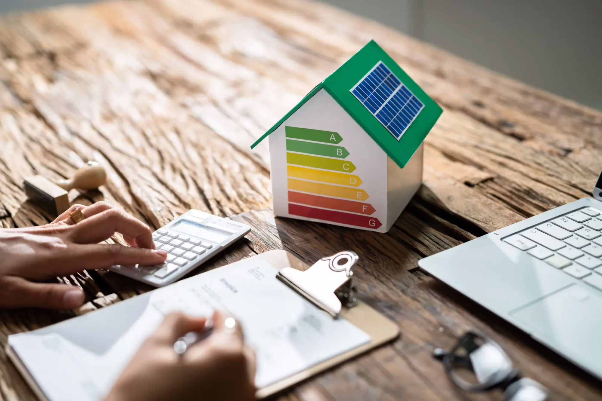 klemmbrett-haus-taschenrechner-energieeffizient-smarthome
