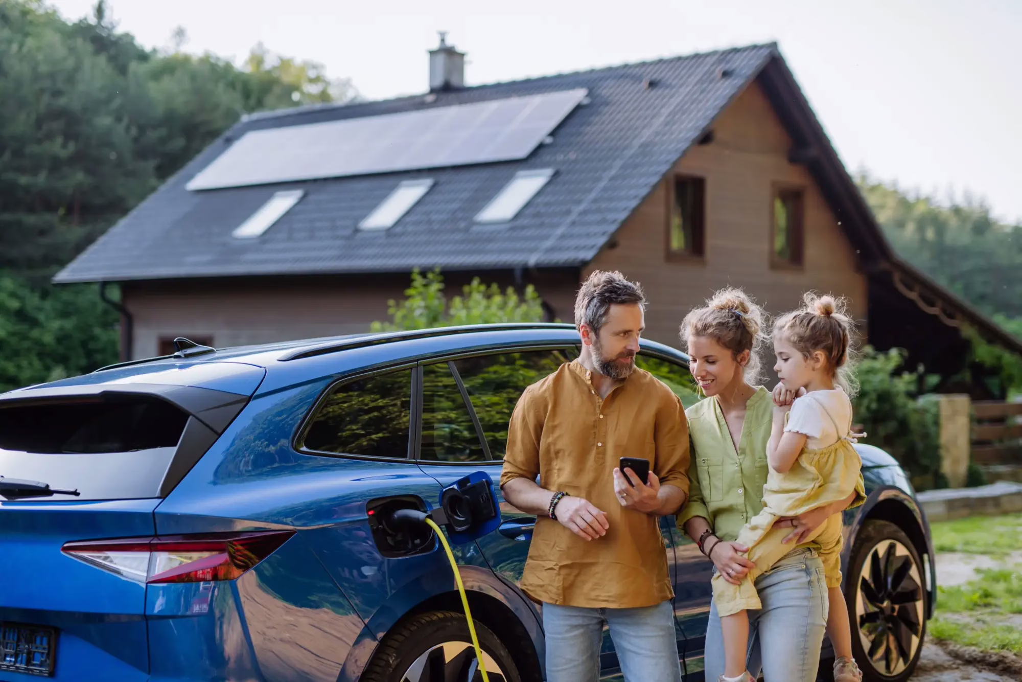 glückliche-familie-staunt-wallbox-solar-sparen