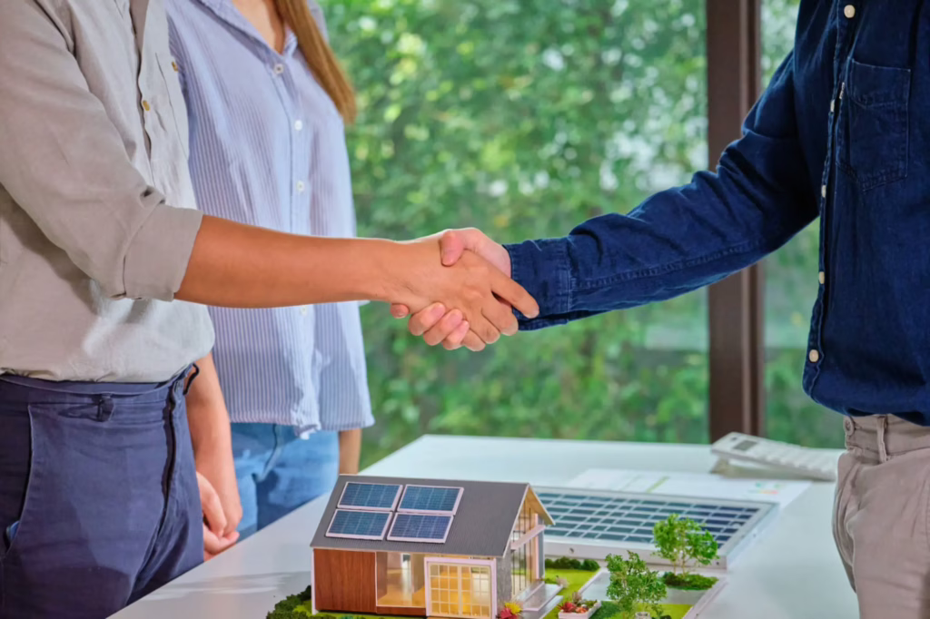 Personen-händedruck-modell-energieeffizientes-haus